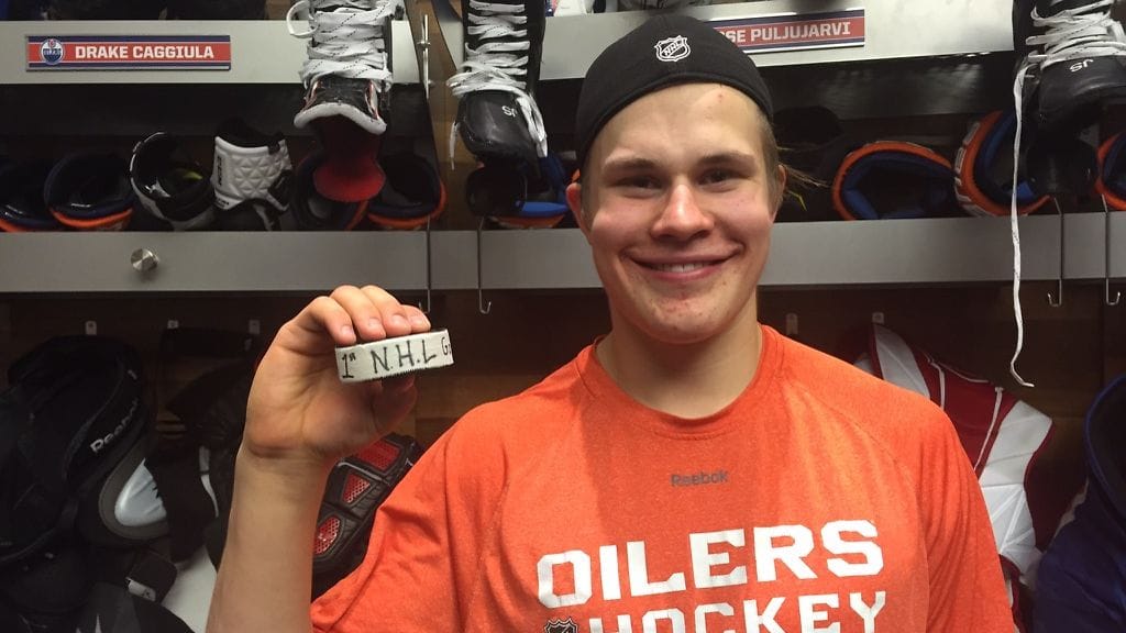 Jesse Puljujärvi ja uran ensimmäisessä NHL-maalissa rysään uponnut kiekko.