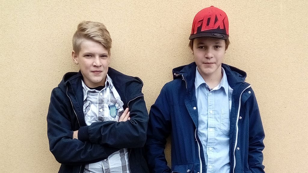 Eerik Kellokoski (vas) pelasti ystävänsä Aatu Kytölän hyytävästä järvestä.