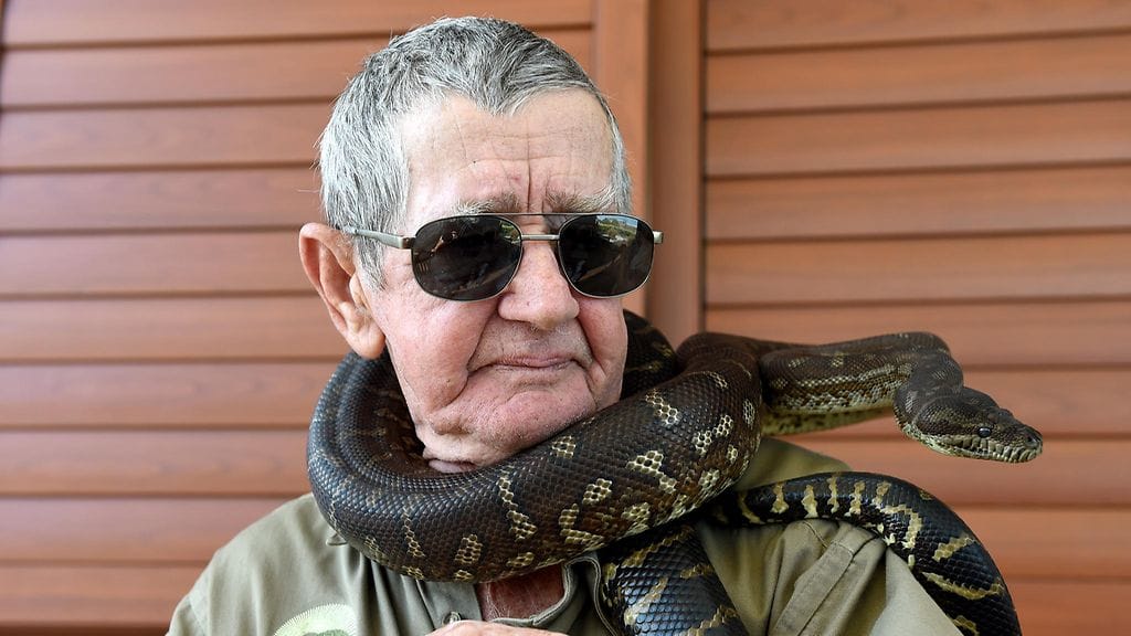 Lämmittäähän se kaulaa tämäkin. Saattaa tosin olla vähän vaikea saada pysymään paikallaan, vai mitä sanotte? Australialainen luonnonsuojelija poseeraa kuvassa Rosie-pythonin kanssa.