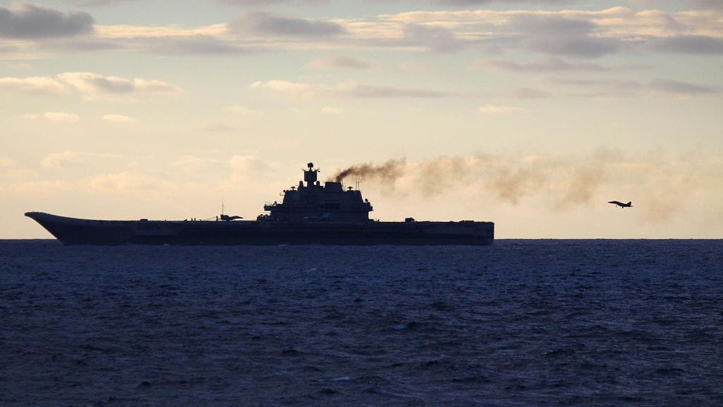 Lentokone laskeutumassa venäläiselle lentotukialus Amiraali Kuznetsoville lokakuussa 2016.