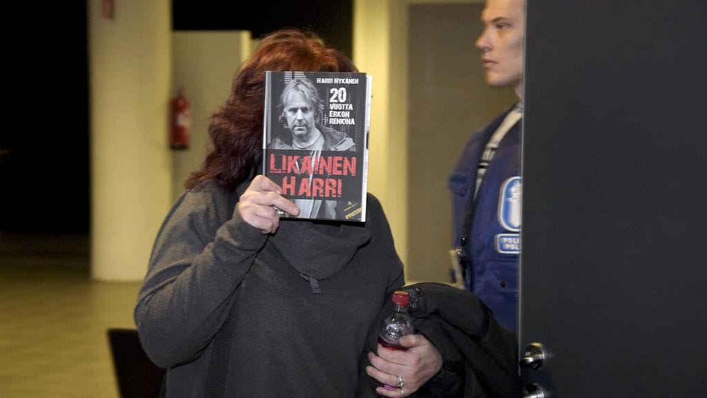 Malmin nainen saapumassa oikeudenkäyntiin 2015.