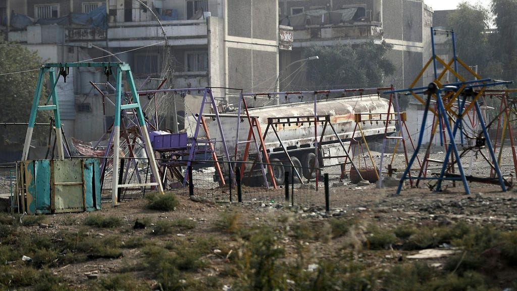 Surullinen näky Irakin Mosulissa, jossa lasten leikkipaikka seisoo hylättynä ja rikkinäisenä kaupunkia repivien taisteluiden jäljiltä.