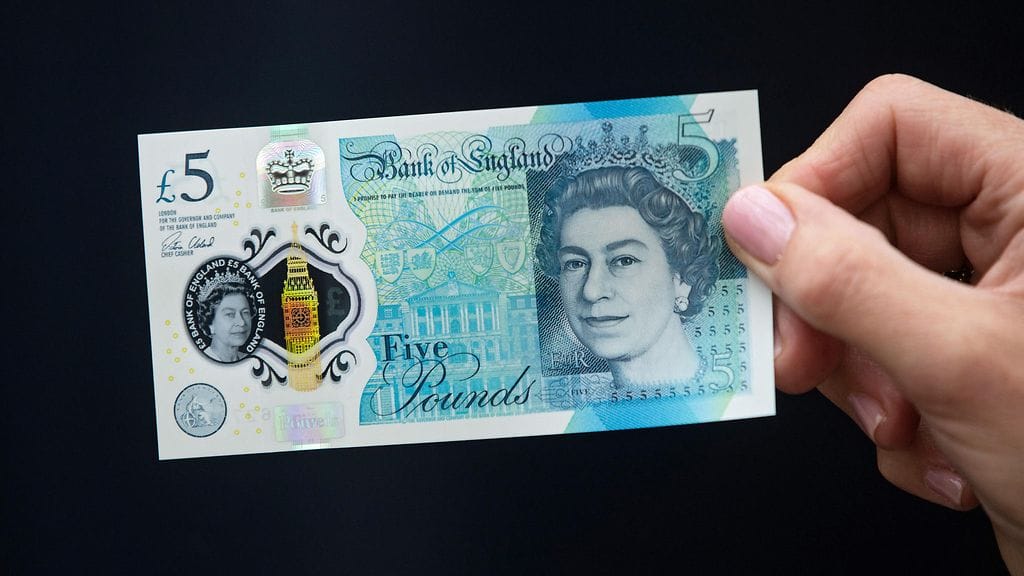 Britannian uusi viiden punnan seteli on valmistettu paperin sijaan muovista, joka sisältää pienen määrän eläinrasvaa. Uuden setelin on määrä olla paperiseteleitä kestävämpi ja puhtaampi.