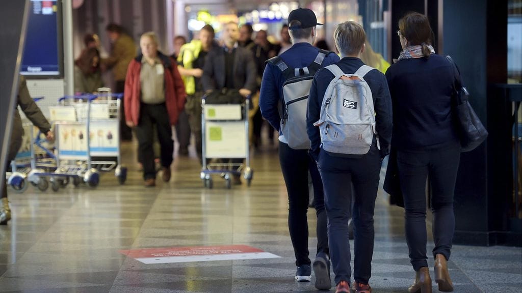 Matkustajia Helsinki-Vantaan lentoasemalla.