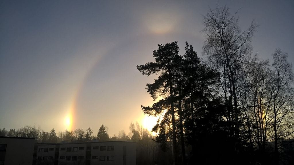 Haloilmiö Helsingin Mellunmäessä 12.12.2016. Haloilmiö näkyi noin puolen tunnin ajan kuvaajan kodin ikkunasta. Kuva: Päivi Perkiö
