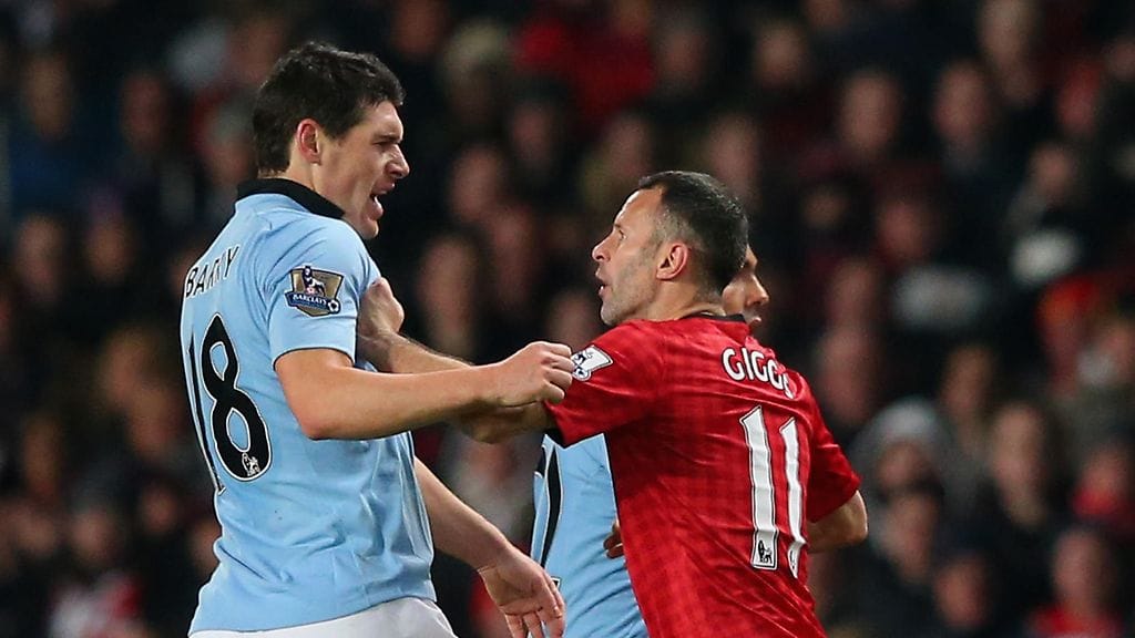 Gareth Barryllä ja Ryan Giggsillä oli erimielisyyksiä Manchesterin derbyssä vuonna 2013.