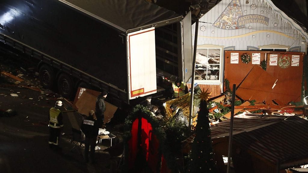 Berliinin poliisi uskoo, että 12 ihmisen kuolemaan johtaneet yliajot 19.12.2016. joulutorilla Breitscheidplatzilla olivat tahallisia.