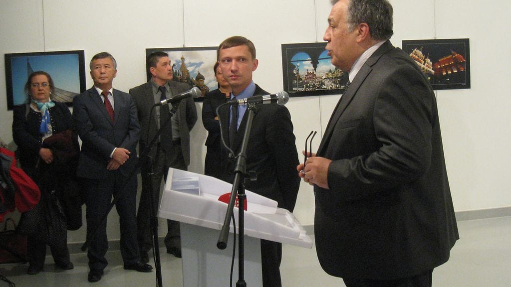 Suurlähettiläs Andrei Karlov juuri ennen ampumista taidegallerian avajaisissa. Karlov oli pitkän linjan diplomaatti. Hän työskenteli jo Neuvostoliiton aikana maan ulkomaanhallinnon palveluksessa.