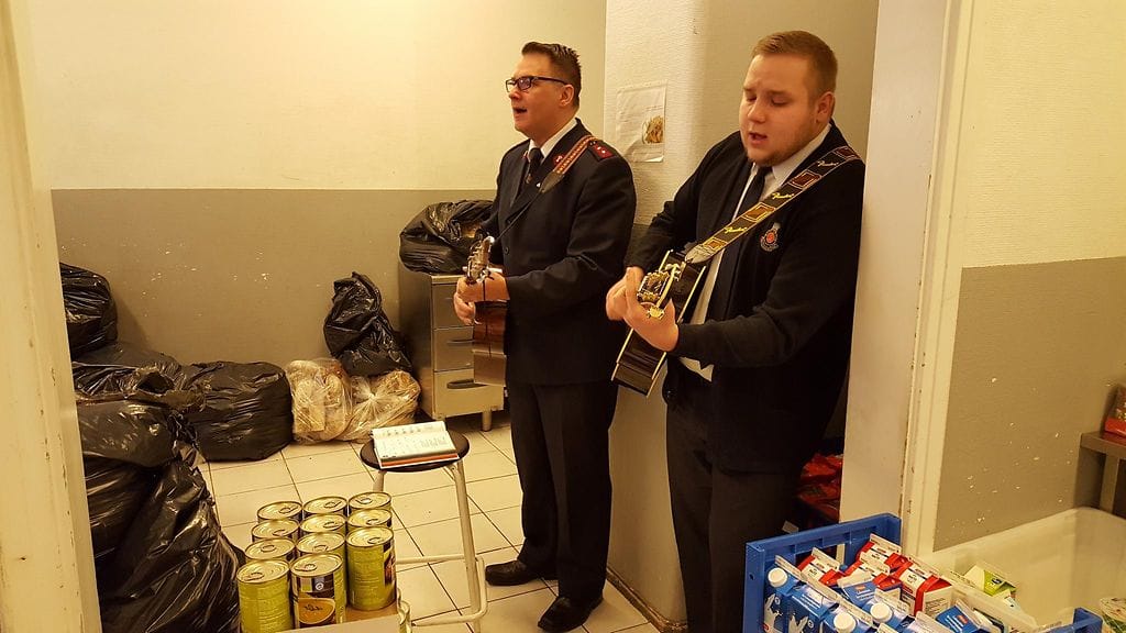 Pelastusarmeija lauloi Heikki Hurstin avustustilaisuudessa