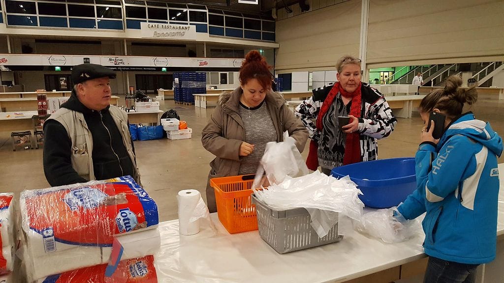 Heikki Hursti avustustyöntekijöineen