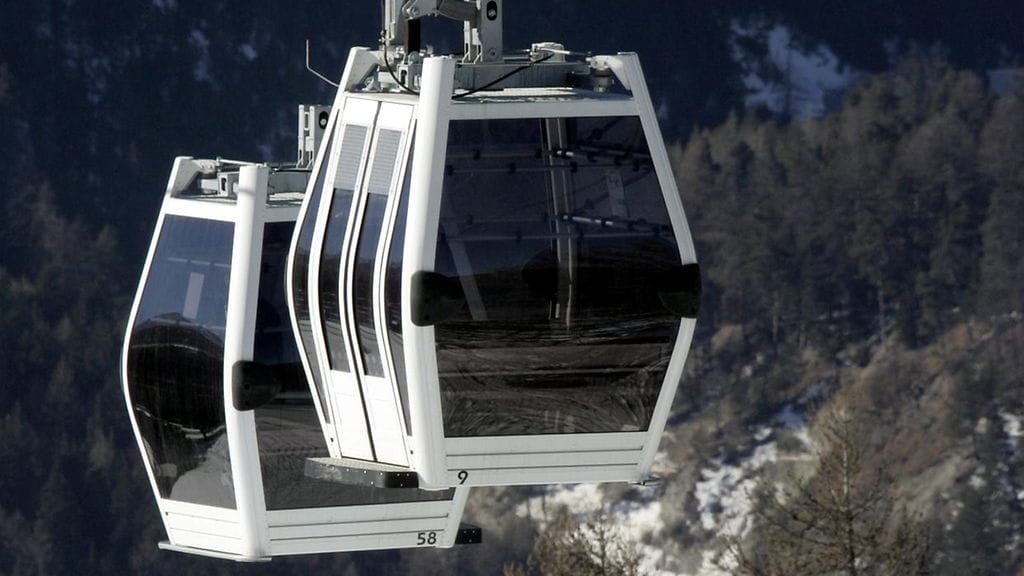 Pelastajat työskentelivät useita tunteja saadakseen korkealle jumiin jääneet laskettelijat ulos hissistä. Arkistokuva.