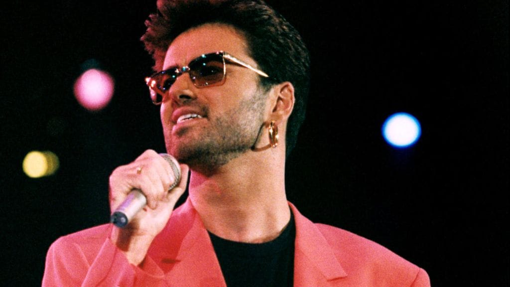 George Michael esiintyi persikanvärisessä pikkutakissaan Freddie Mercuryn muistokonsertissa 20. huhtikuuta 1992.