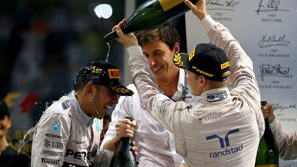 Toto Wolff (kesk.) pyrkii pitämään Lewis Hamiltonin ja Valtteri Bottaksen välit kunnossa tulevalla kaudella.