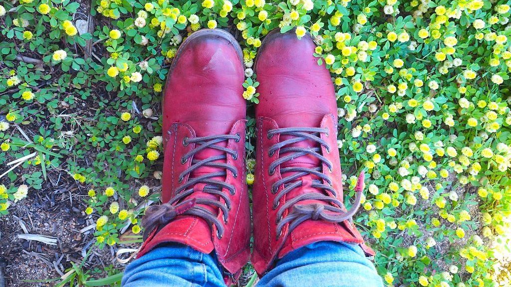 Äiti syyttää tuttavaperheen äitiä tyttärensä kenkien tuhoamisesta.