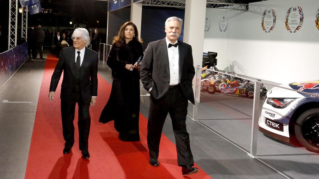 Bernie Ecclestone, Fabiana Ecclestone-Flosi sekä Chase Carey joulukuussa 2016.