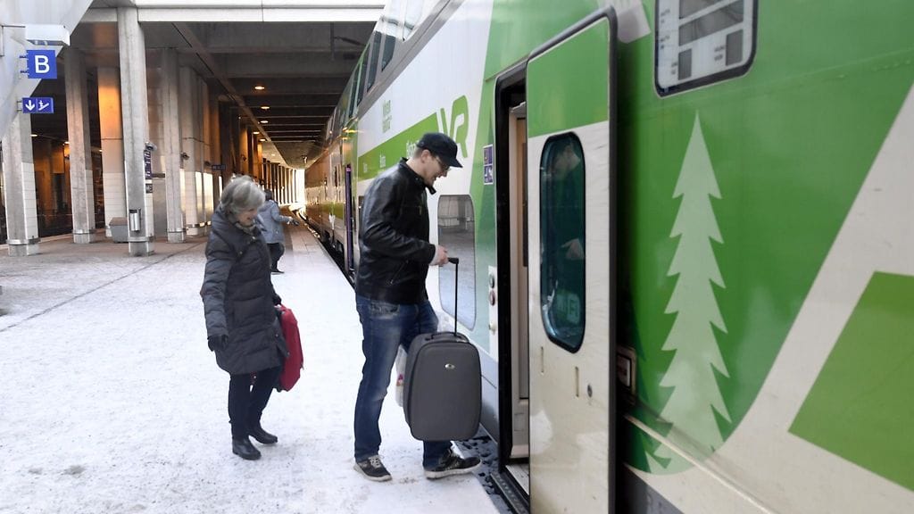 Matkustajat nousevat Helsingistä Vaasaan matkalla olevan ja lähes kaksi tuntia myöhässä olevan junan kyytiin Pasilan asemalla Helsingissä 22. tammikuuta 2017.