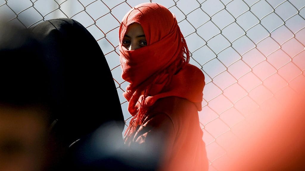 Irakilaisesta Mosulin kaupungista paennut nainen YK:n pakolaisleirillä Syyriassa sunnuntaina.