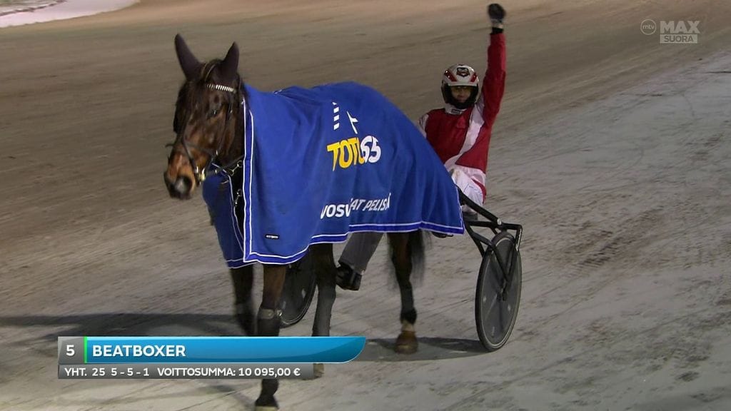 Jarmo Villanen tuulettaa voittoa.