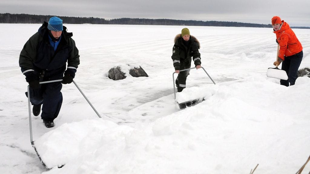 Terho Laitinen (vas.), Miina Auttila ja Riikka Levänen tekivät apukinosta Haukivedellä tammikuussa 2014.