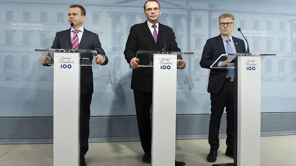 Valtiovarainministeri Petteri Orpo (vas), puolustusministeri Jussi Niinistö sekä maatalous- ja ympäristöministeri Kimmo Tiilikainen hallituksen puolustusselonteon tiedotustilaisuudessa Helsingissä torstaina 16. helmikuuta 2017.