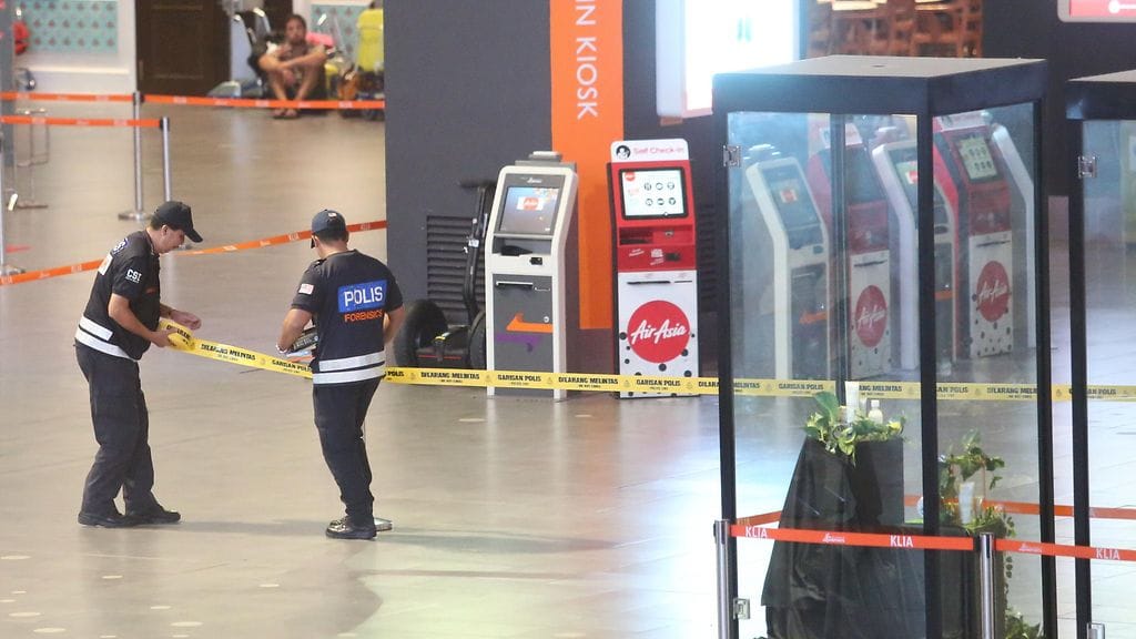 Poliisit eristävät Kim Jong-namin murhapaikkaa Kuala Lumpurin lentokentällä helmikuussa.