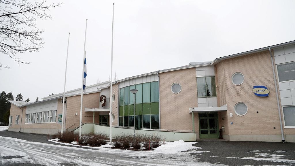 Lippu puolitangossa Vammalan ammattikoululla, Sastamalassa maanantaina 20. helmikuuta 2017. Viikonloppuna mopoautokolarissa kuolleet nuoret opiskelivat Vammalan ammattikoulussa autoalaa.