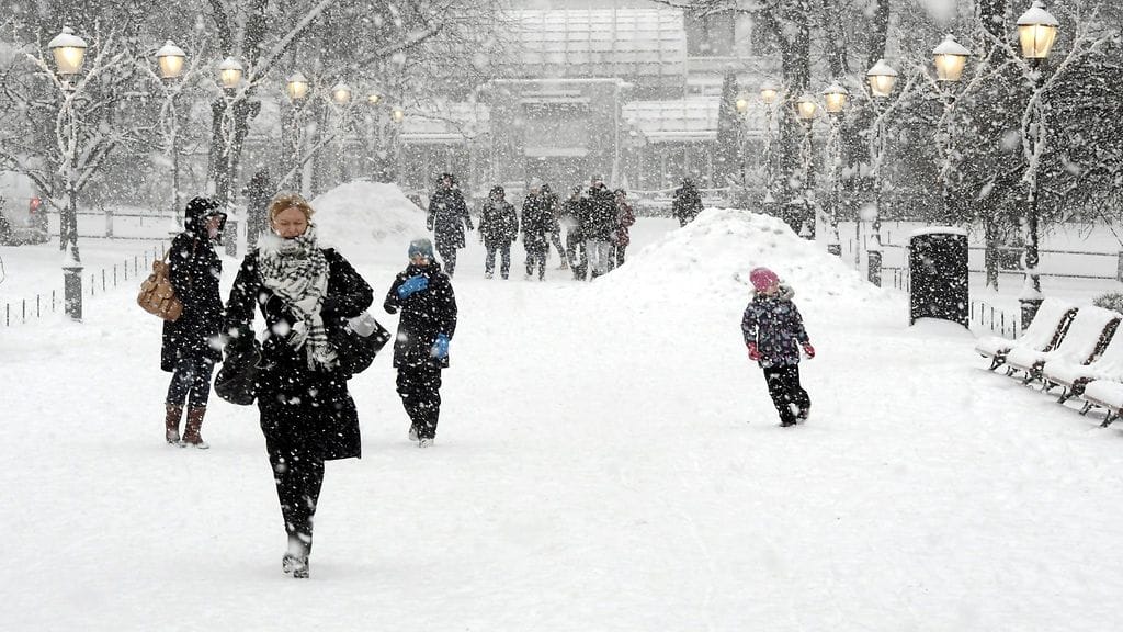 Iäkkäiden sydäntä rasittaa talvella kylmä ilma ja lumityöt. Kuvituskuva.