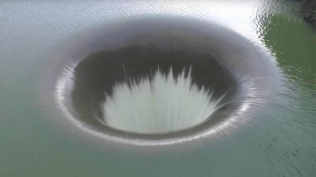 Glory hole on halkaisijaltaan 22-metrinen, ja aukko on 100 metriä syvä. Aukko nielee 1,3 miljoonaa litraa vettä sekunnissa.