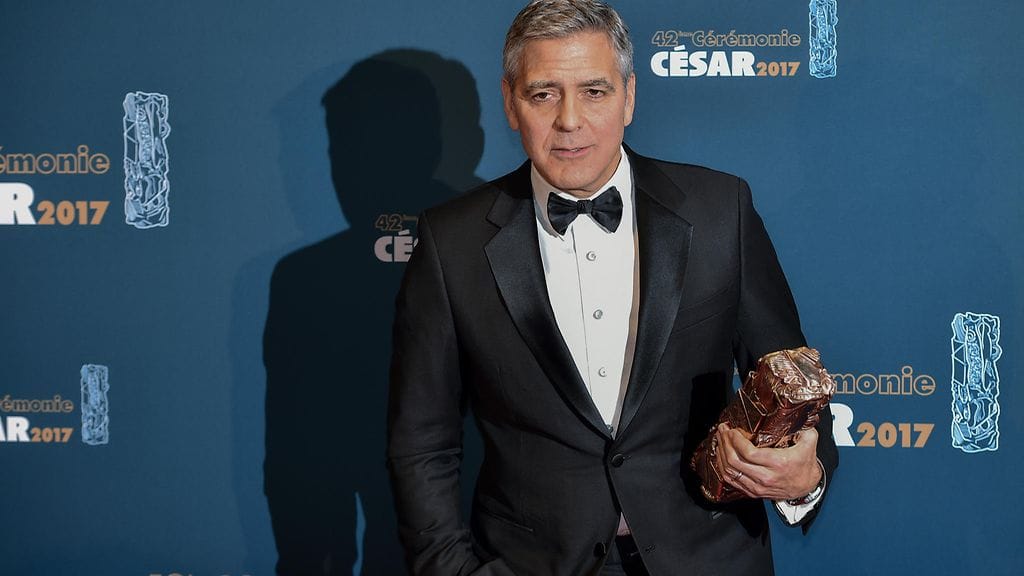 George Clooney kuvattuna Cesar-palkinto kädessään Pariisissa 24. helmikuuta 2017.