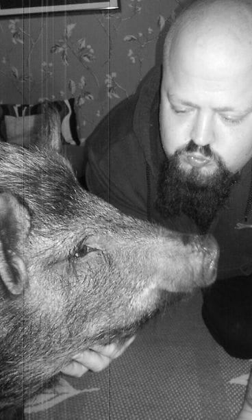 Minipossu Nasu, 104 kiloa, ja sen isäntä Ville Pistool