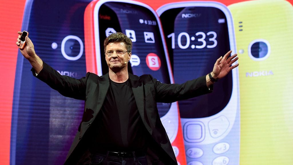 HMD Globalin toimitusjohtaja Arto Nummela esitteli helmikuussa uudisversiota klassikkopuhelin 3310:sta. Nokian älypuhelimet tulevat Suomen markkinoille ensi maanataina.