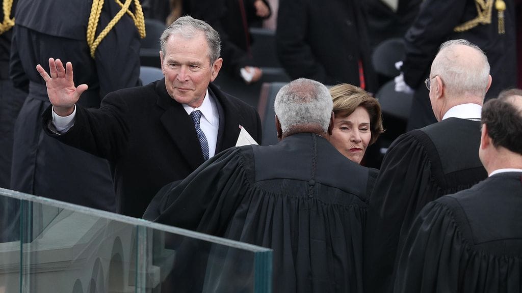 George W. Bush vaimonsa Laura Bushin kanssa Donald Trumpin virkaanastujaisissa.