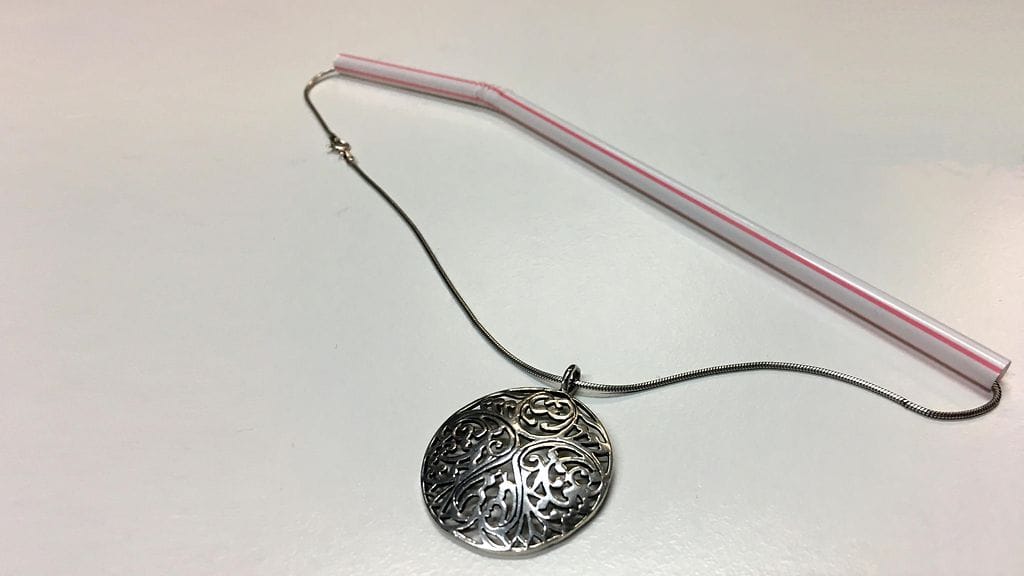 Pujota kaulakoru pillin läpi ja ulos toisesta päästä. Ei enää sotkeutuneita ketjuja!