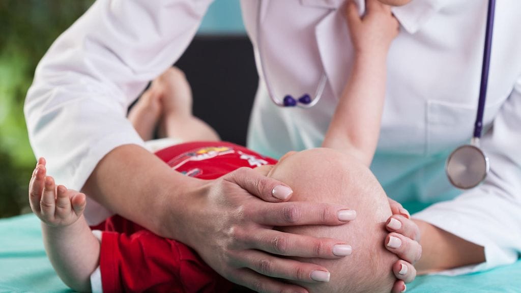 Äiti ei voi ymmärtää, miten hänen terve lapsensa menehtyi niin nopeasti.