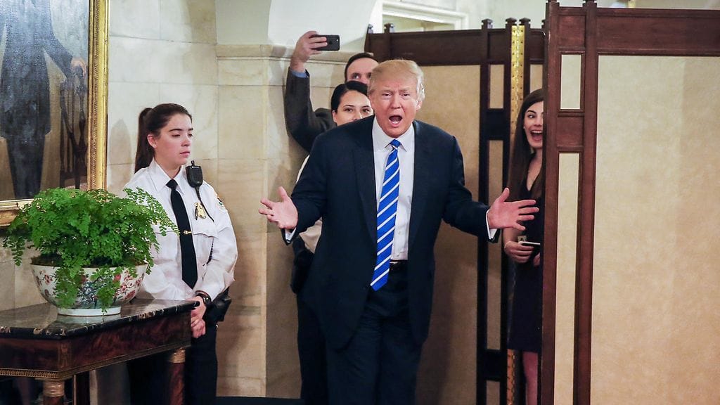 Yhdysvaltain presidentti Donald Trump yllätti joukon lapsia Valkoisen talon yleisökierroksella 7. maaliskuuta 2016.