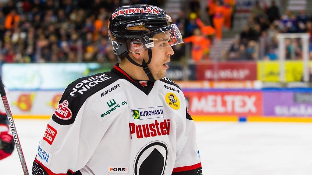 Matti Kuparinen Ässien paidassa.