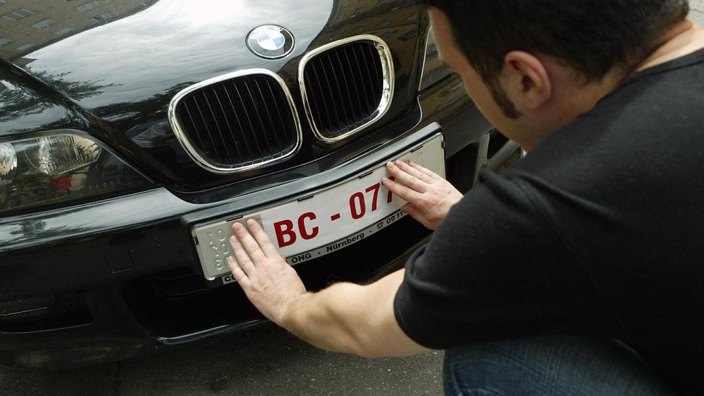 Saksasta ostettuun autoon kiinnitetään siirtokilpiä.