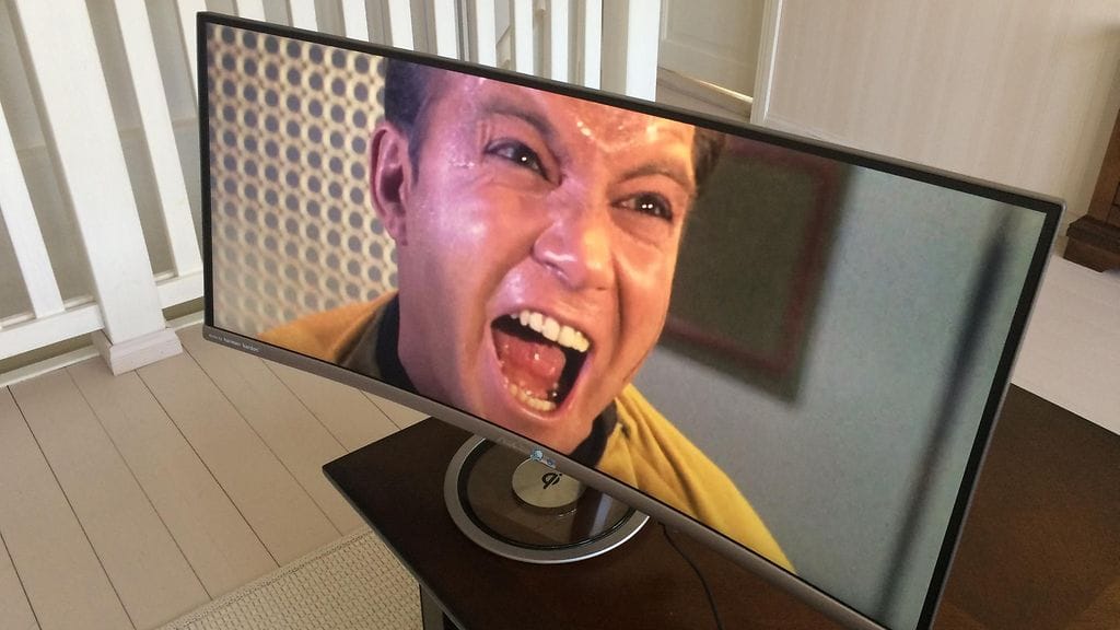 Nyt aletaan lähestyä scifi-leffoista tuttua näyttötekniikkaa. Asuksen kaareva ja erikoisleveä tietokonenäyttö sisältää jalustassaan myös langattoman laturin mobiililaitteita varten. Tämä saisi varmasti kapteeni Kirkinkin huutamaan innostuksesta.