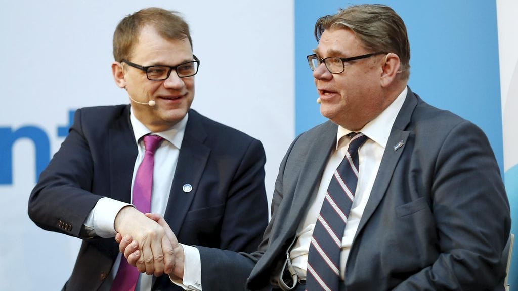 Puolueiden puheenjohtajat keskustan Juha Sipilä ja perussuomalaisten Timo Soini Tampereen puheenjohtajatentissä 1. huhtikuuta 2017. Tilaisuuden juonsivat Aamulehden vastaava päätoimittaja Jouko Jokinen ja Yle Tampereen toimittaja Riikka Nurmi. LEHTIKUVA / KALLE PARKKINEN