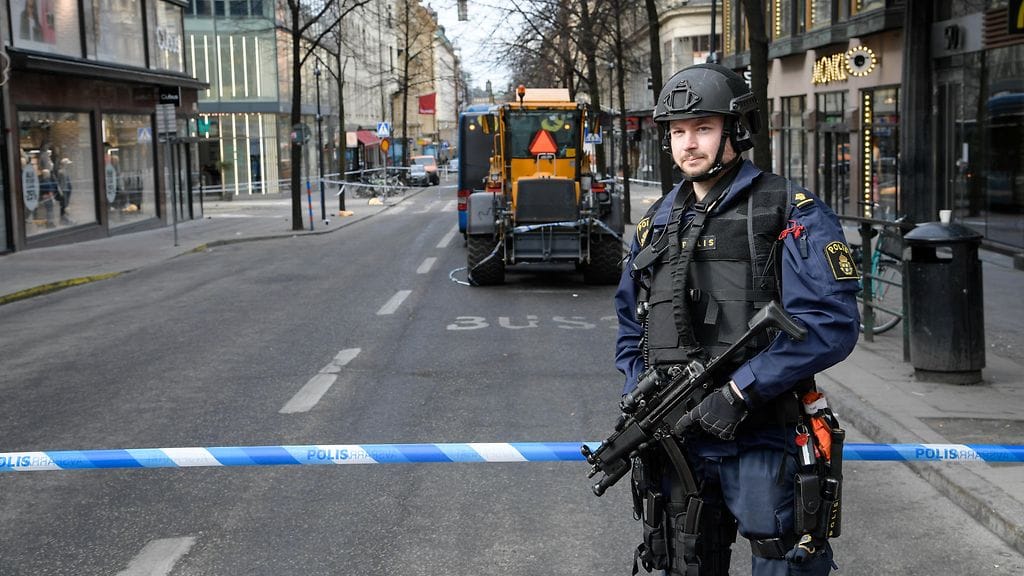 Poliisi vartioimassa katua Tukholmassa huhtikuisen terrori-iskun jälkeen. Eskilstunalaisen ravintolan työntekijän mukaan terrori-isku pitää ruotsalaisia edelleen varpaillaan.