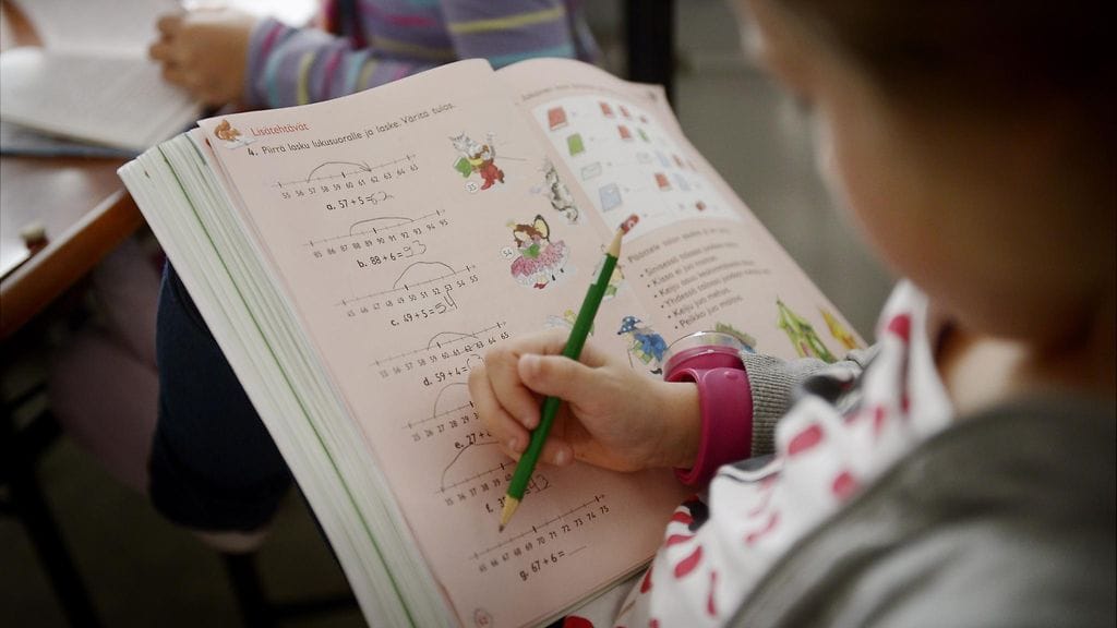 Kotiläksyt vievät monen pienen koululaisen päivästä ison osan. Kuvituskuva.
