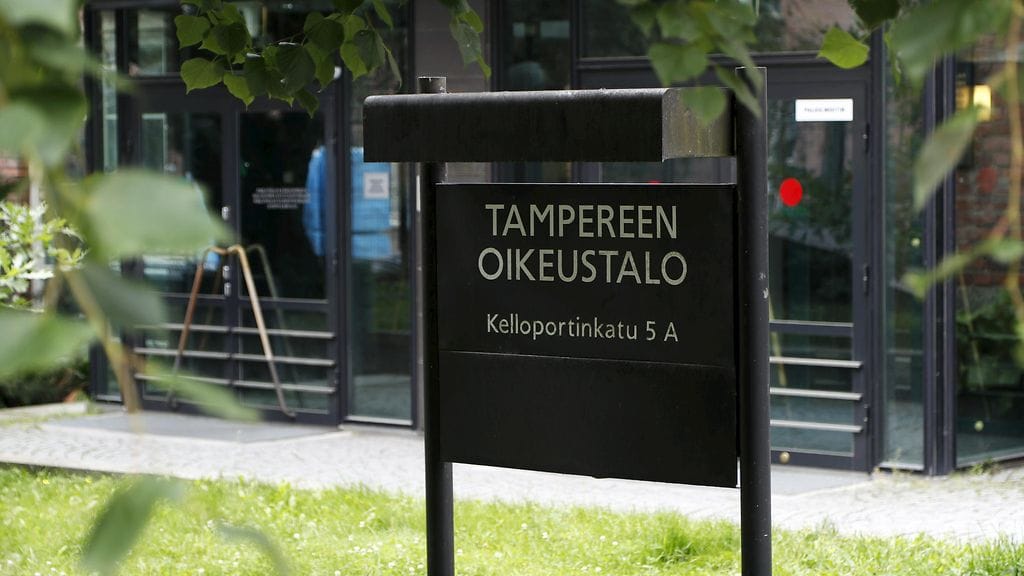 Tampereen yliopistollisen sairaalan lastenpsykiatrian vastuualueella esimiehenä työskentelevälle miehelle luettiin syytteet Pirkanmaan käräjäoikeudessa eilen. Miestä syytetään pahoinpitelystä, haitanteosta virkamiehelle ja kotirauhan rikkomimisesta.