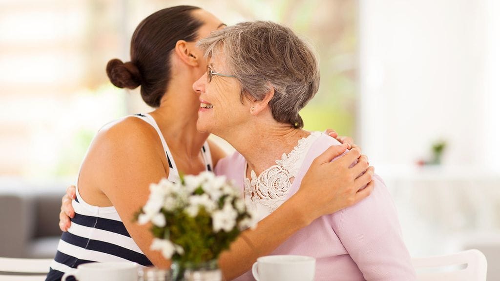 Nainen kehottaa muistamaan äitejä vielä kun se on mahdollista.