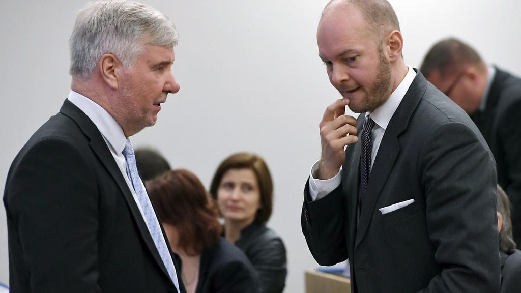 Perussuomalaisten eduskuntaryhmän puheenjohtaja Toimi Kankaanniemi ja eurooppaministeri Sampo Terho (oik.) eduskunnan täysistunnossa 9. toukokuuta 2017.