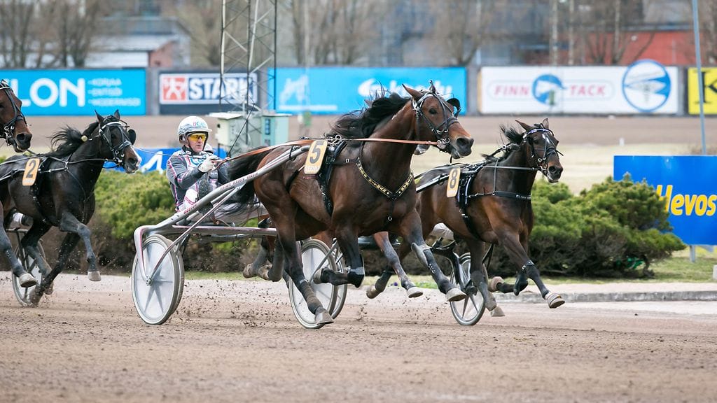 D.D.'s Hitman ja Ulf Ohlsson voittivat Finlandia-ajon. Taustalla Elian Web (nro 8).