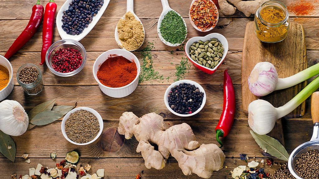 Kun ruoan maustaa kunnolla, suolaa tarvitaan vähemmän.