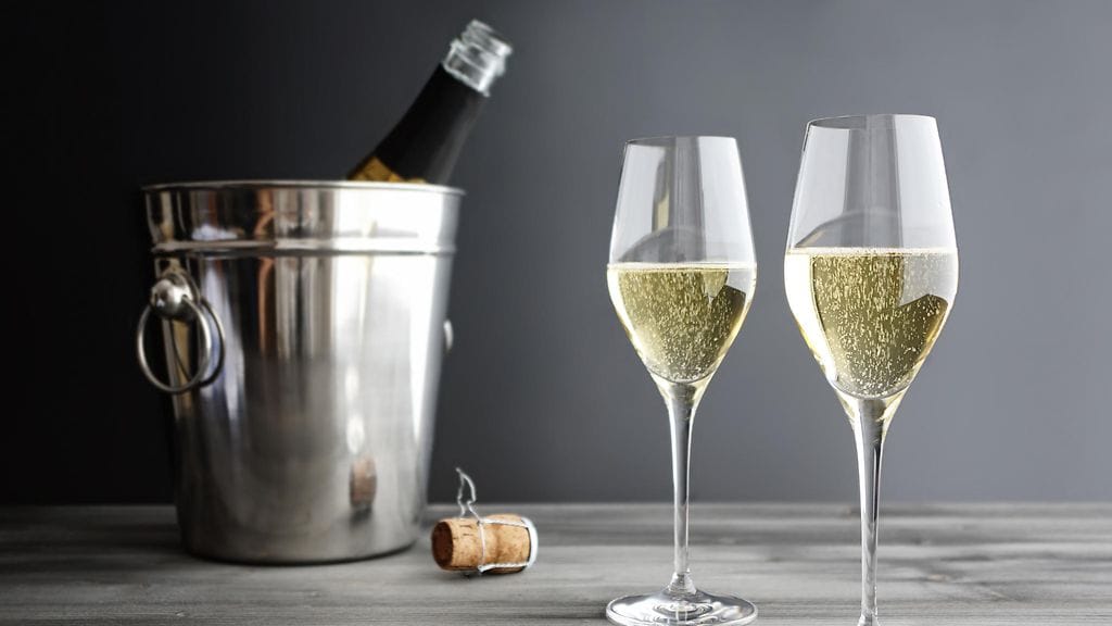 Kuohuviini jäähtyy nopeasti jääpaloilla täytetyssä astiassa.