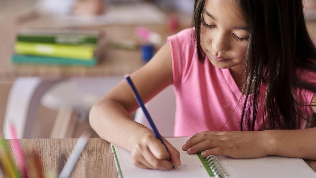 Kuvituskuva. Tyttö antoi opettajalleen murskapalautetta.