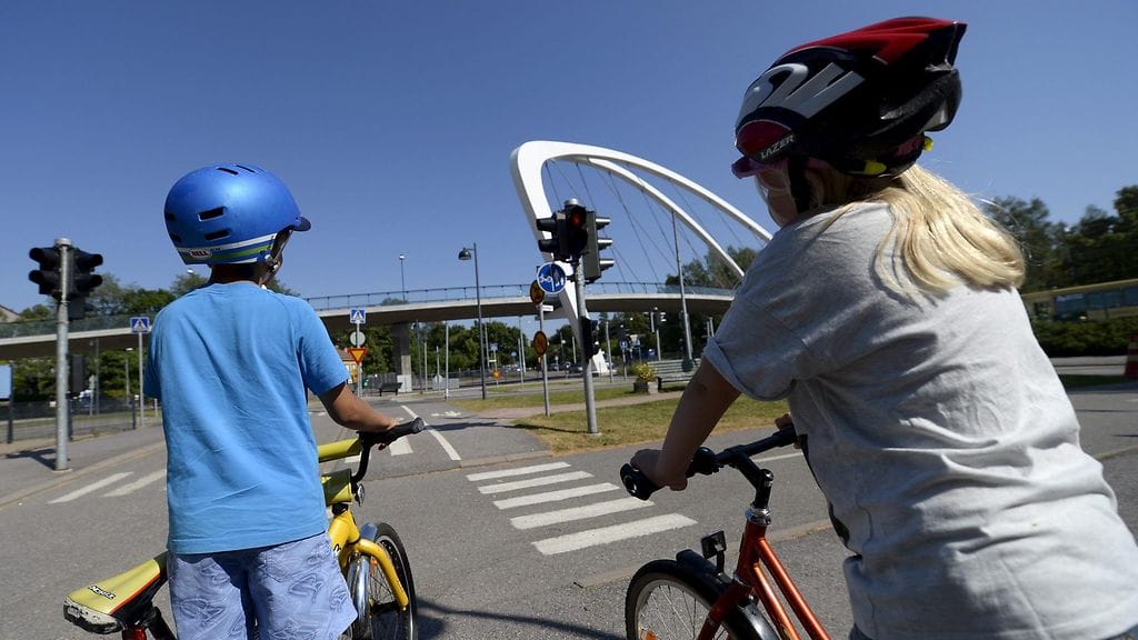 Vaikka tyttö sai pyöräonnettomuudessa vakavia vammoja, kypärä saattoi pelastaa hänen henkensä.