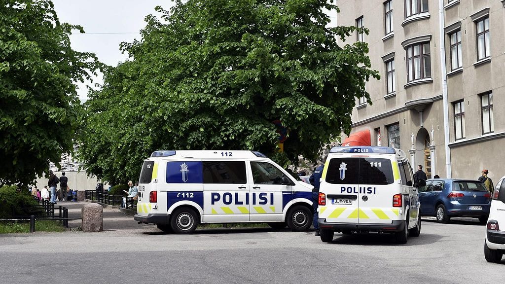 Poliisilla oli käynnissä järeä operaatio Helsingin Etu-Töölössä sunnuntaina, Temppeliaukion kirkon lähettyvillä.